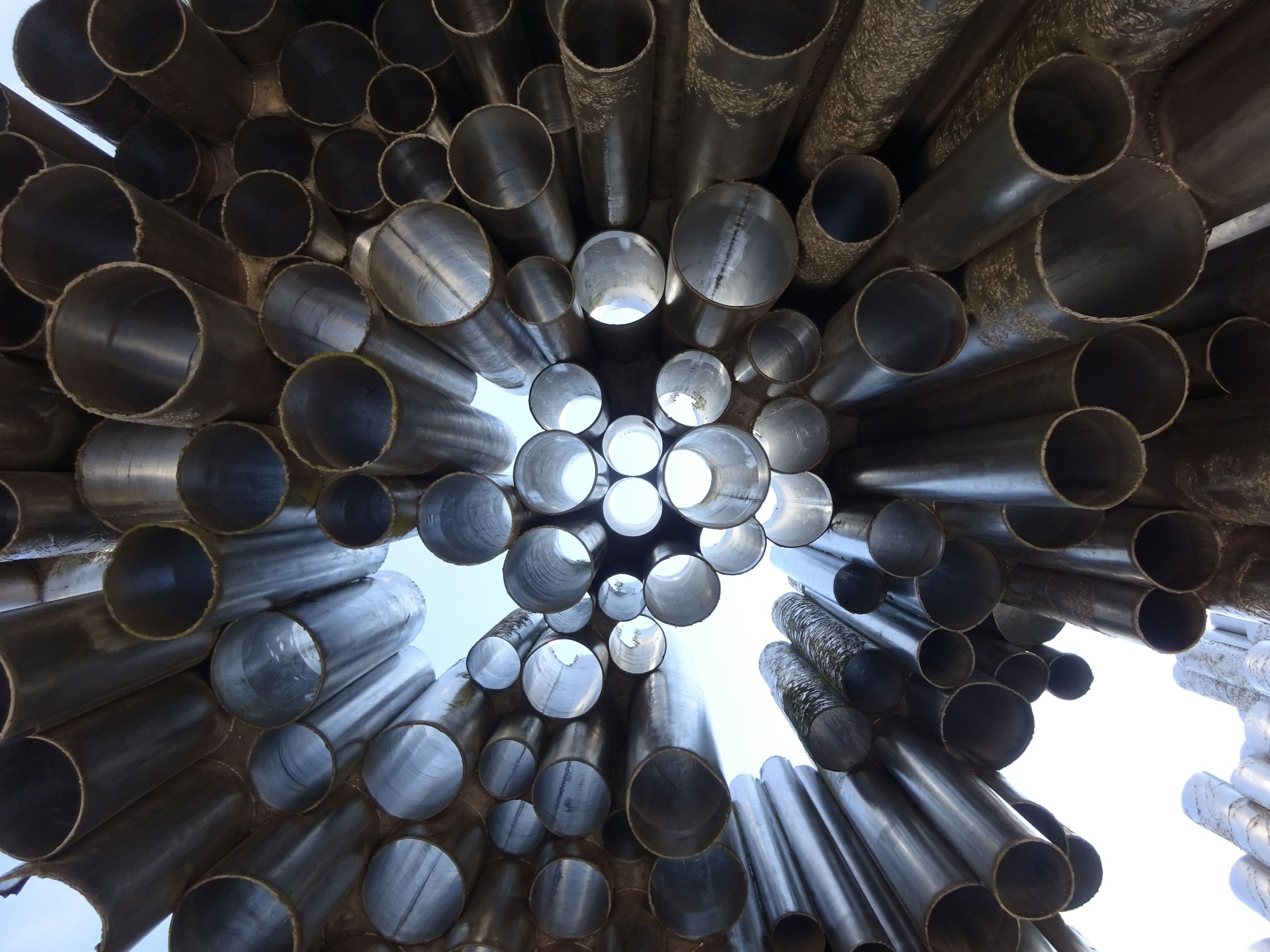 a bunch of metal pipes are arranged in a circle